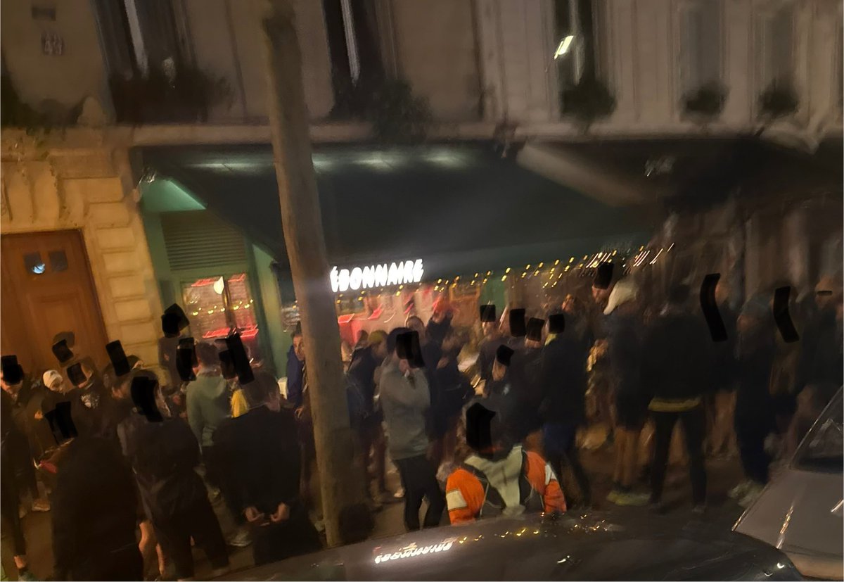 CTrudaine's tweet image. Et si on mettait 50 personnes à hurler sur le trottoir, en toute illégalité, sous les fenêtres des habitants, pendant que nous, on se remplit le chiffre d’affaires ?
Le toupet  bistrotier dans #Paris9 et partout dans la ville.
