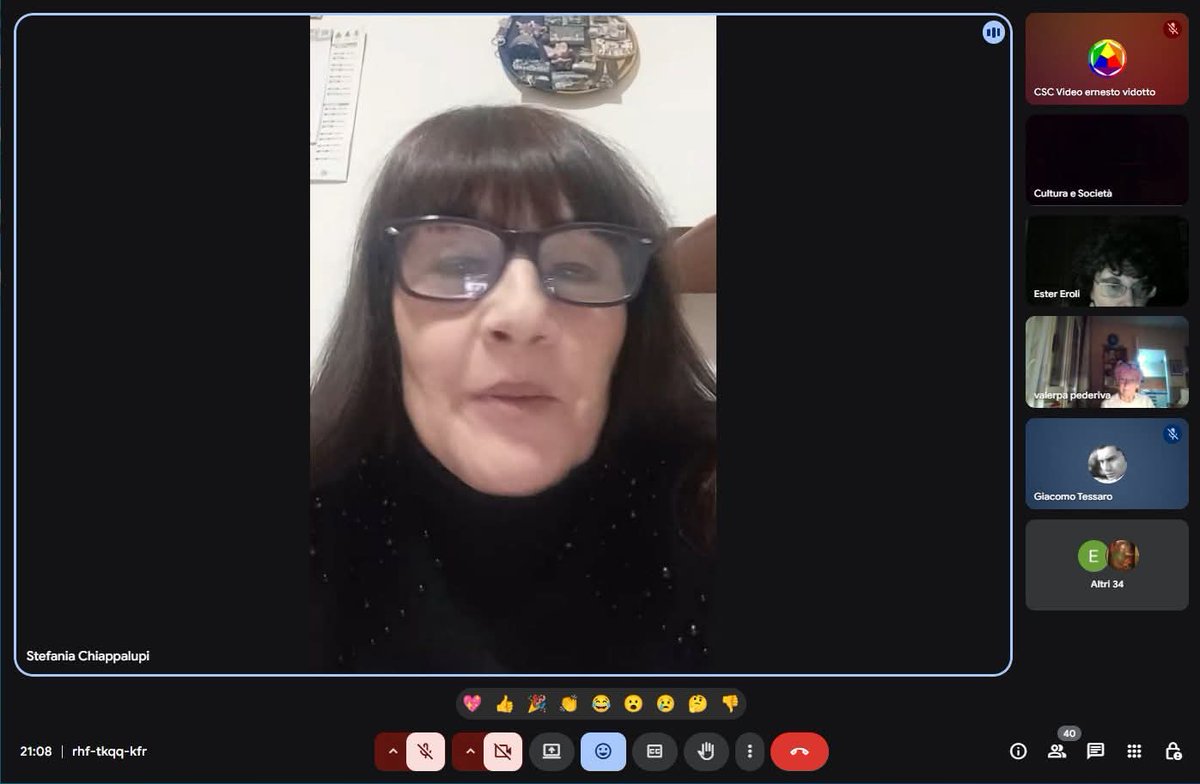 E ieri sera mi sono vestita da giudice in un concorso letterario. Con uno scatto ricordo vi lascio il mio cordiale buongiorno 🌹