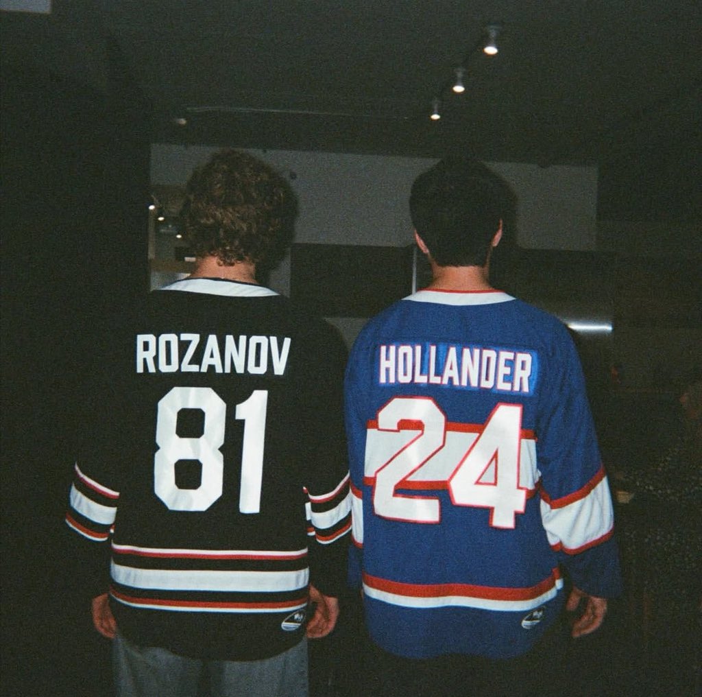 alwaysbiiaa's tweet image. the urge to make this my lockscreen and to print it and put it on my phone omg THATS MY HOLLANOV