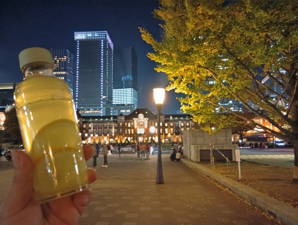 nittoh_tea's tweet photo. 三連休に紅葉を見にお出かけされた方もいらっしゃるでしょうか🍁？
中の人も夜の東京散歩へ繰り出しました。
いちょう並木と #日東紅茶のお粉「C＆レモン」の黄色い２ショットでパシャリ🍋
冷水で溶けるので、ミネラルウォーターにサッと入れるだけですぐできちゃいます✨

#WithTEA https://t.co/5QJrA4BBEd