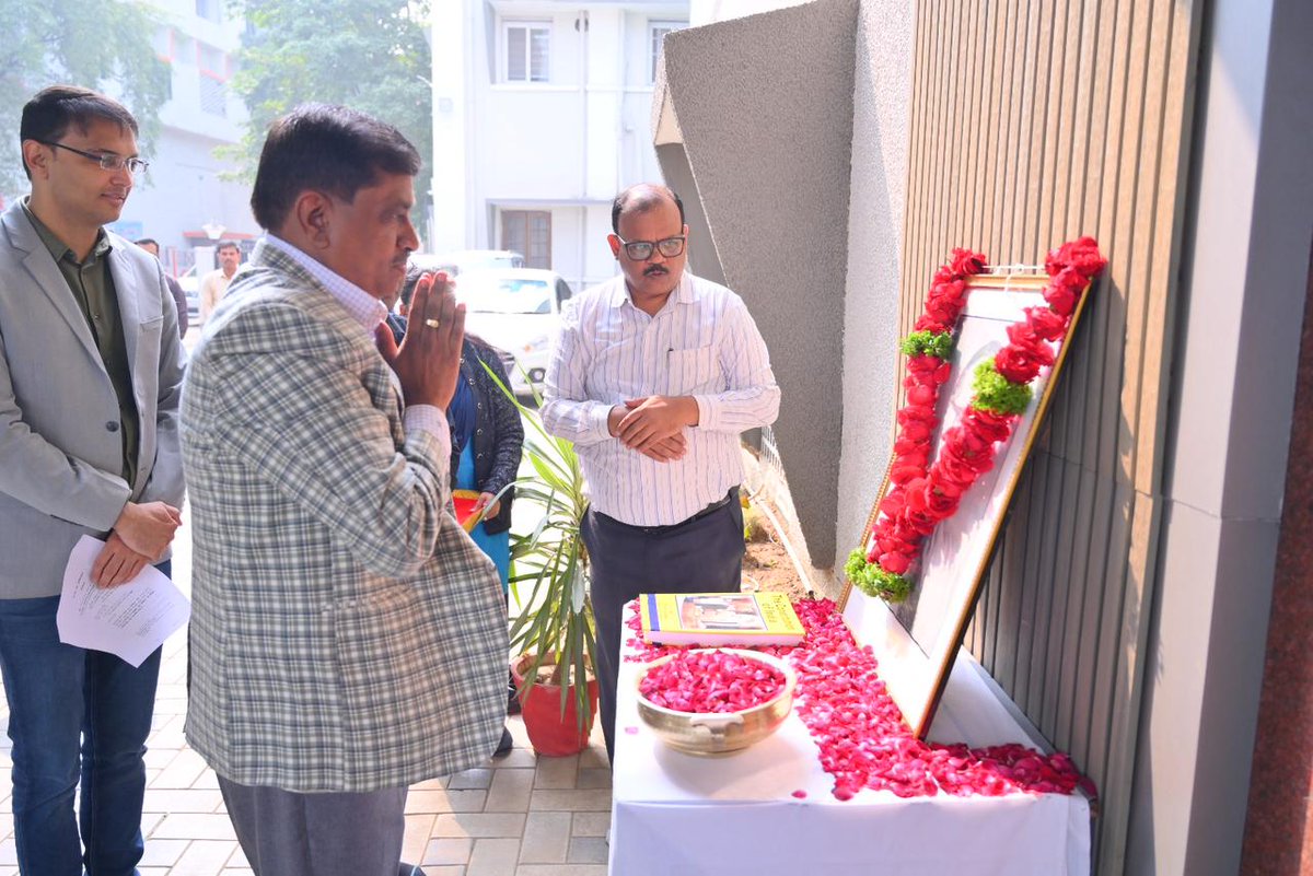 drmngpsecr's tweet photo. दक्षिण पूर्व मध्य रेलवे, नागपुर मंडल में संविधान दिवस के अवसर पर रेल अधिकारियों द्वारा संविधान की प्रस्तावना का सामूहिक वाचन किया गया, जिसके माध्यम से संवैधानिक आदर्शों, निष्ठा एवं कर्तव्यबोध को सुदृढ़ रूप से अभिवर्धित किया गया।
@RailMinIndia @GMSECR @secrail
#PreambleReading
#ConstitutionDay2025