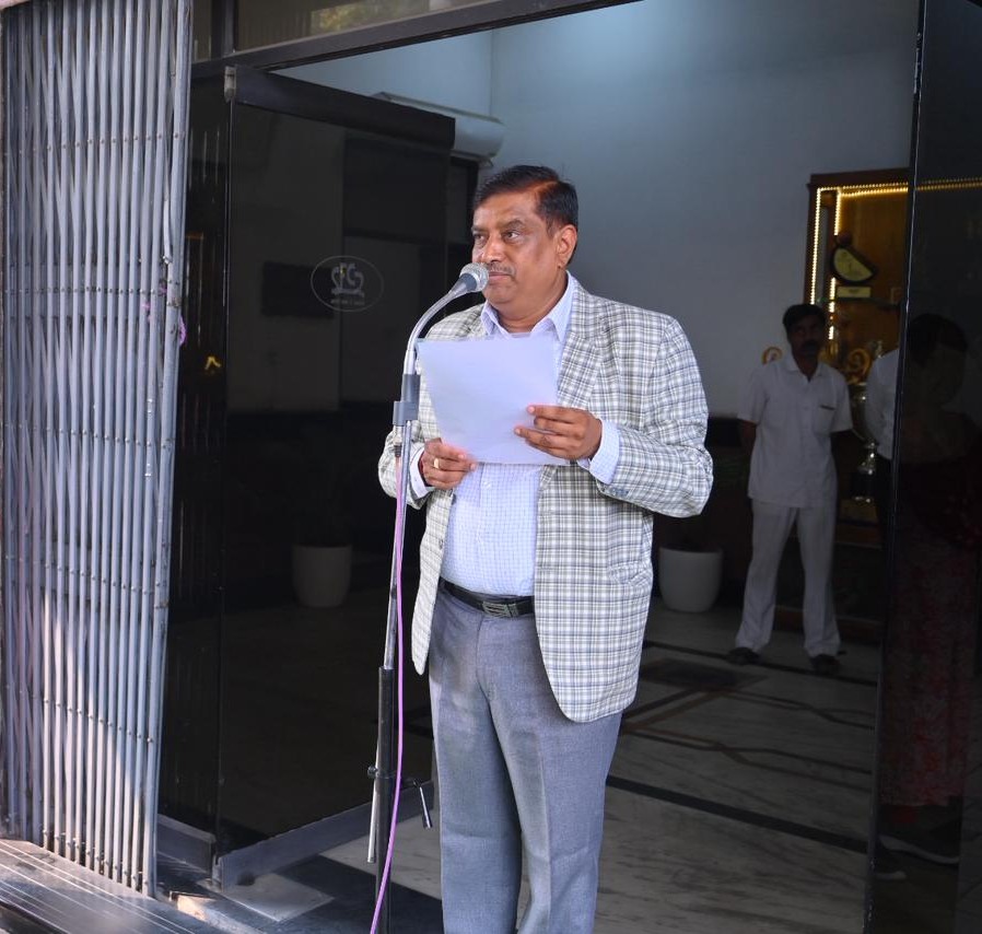 drmngpsecr's tweet photo. दक्षिण पूर्व मध्य रेलवे, नागपुर मंडल में संविधान दिवस के अवसर पर रेल अधिकारियों द्वारा संविधान की प्रस्तावना का सामूहिक वाचन किया गया, जिसके माध्यम से संवैधानिक आदर्शों, निष्ठा एवं कर्तव्यबोध को सुदृढ़ रूप से अभिवर्धित किया गया।
@RailMinIndia @GMSECR @secrail
#PreambleReading
#ConstitutionDay2025