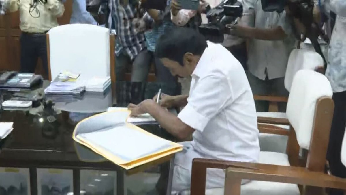 SivaSembian's tweet image. பழங்குடிகளின் சாபம் உங்களை சும்மா விடாது செங்கோட்டையாரே…!

எம்.ஜி.ஆர்.காலத்து ஆள் இன்று படாதபாடு பட்டுக் கொண்டிருக்கிறார். பத்திரிக்கையாளர் சந்திப்பில் எப்படிப் பேச வேண்டும் கூட தெரியாதவர் முக்கிய துறைகளின் அமைச்சராக இருந்திருக்கிறார்.

இவரைப் போன்றவர்கள் இன்னும் அல்லல்பட…