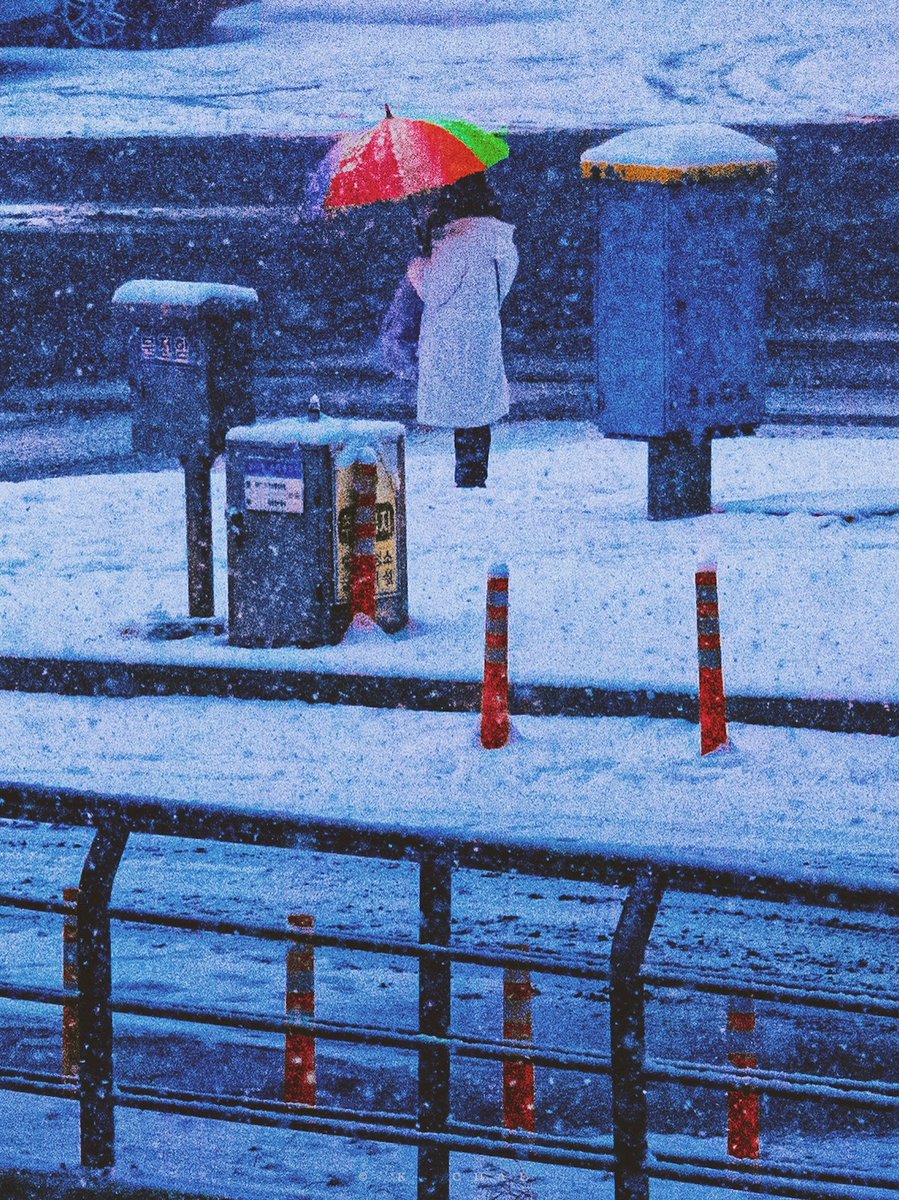 Waiting for First Snow
첫 눈을 기다리며