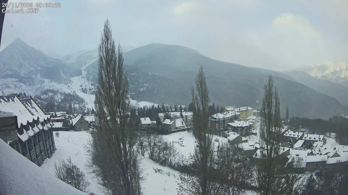 Amanecer blanco de hoy 26 de Noviembre en Canfranc Estación, Valle de Pineta (Espierba Casart), Sesué y Cerler ❄️

Resto de webcams climaynievepirineos.com/webcams/