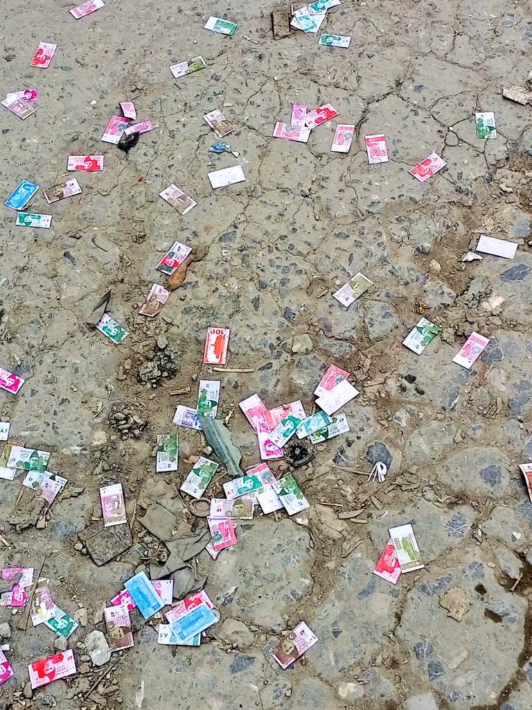 بچوں کے کھیلنے کیلئے اس طرح کے جعلی کرنسی پیپرز بنائے جا رہے ہیں جن پر قائد کی تصویر بھی لگائی جارہی ہے۔آج کل گلیوں،نالیوں اور سڑکوں پر ہر طرف یہی نظر آتے ہیں۔
بنانے اور بیچنے والوں سے درخواست ہے کہ خدا راہ اپنے قائد کی اس طرح سے بے توقیری نہ کریں۔
حکومت بھی اس پر پابندی لگائے۔