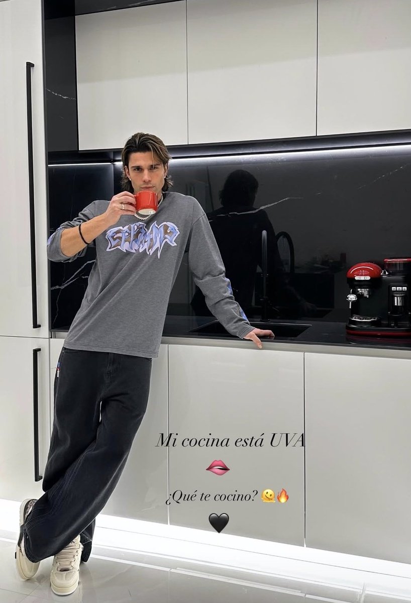 BD mi bonito 🌎 😘
El café: caliente, amargo, fuerte y espeso ...negro muy negro.

El café es casa para mi.
Su olor hace hogar.

No hay tiempo para un café, un café es el tiempo.

En esa taza reside la calma ...☕️🥰
#LucaOnestini #TeamLuca
#LucaOne26N