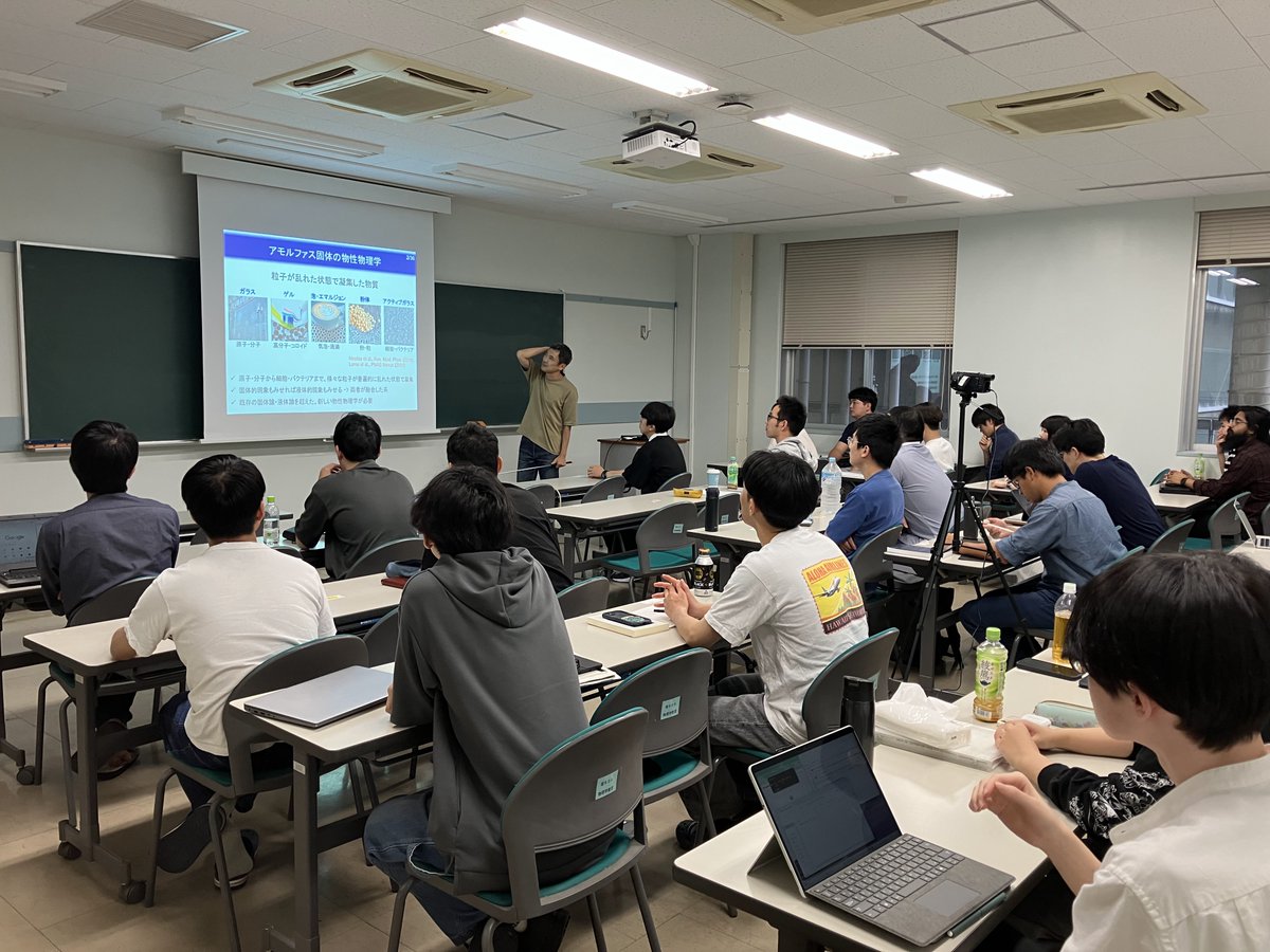 NU_GS_Science's tweet image. ー大学の日常ー

とある日、 #大学院 の #物理 講義にて。

学生に混じって先生も出席しているとのこと。
どなたでしょう…？

#名大 #理学
Photo by Miyazaki