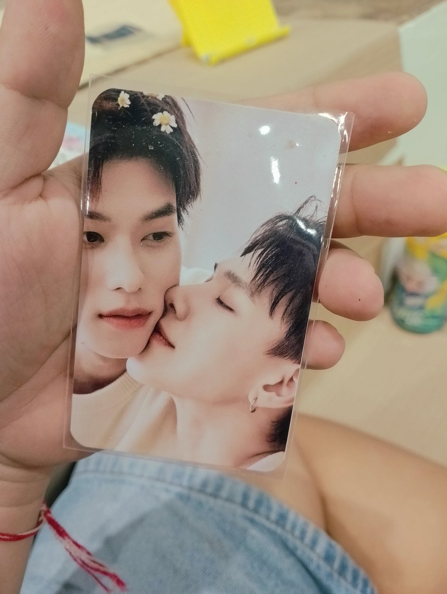 อันนี้คือรูปสุดท้ายที่เหลืออยู่กับตัว นอกนั้นไปกับน้ำ😭🥹🥲
ของทุกอย่าง ทั้งโปสเตอร์ กอว สแตนดี้
ไปกับน้ำหมดเลย 🥲🥹😭