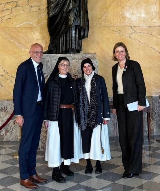 HadrienClouet's tweet image. Le foulard ne dérange la présidente de l&apos;Assemblée nationale que sur une femme musulmane.

Ces sœurs cisterciennes de l&apos;Abbaye de Bonneval sont les bienvenues dans notre Assemblée, comme toutes les citoyennes de ce pays.