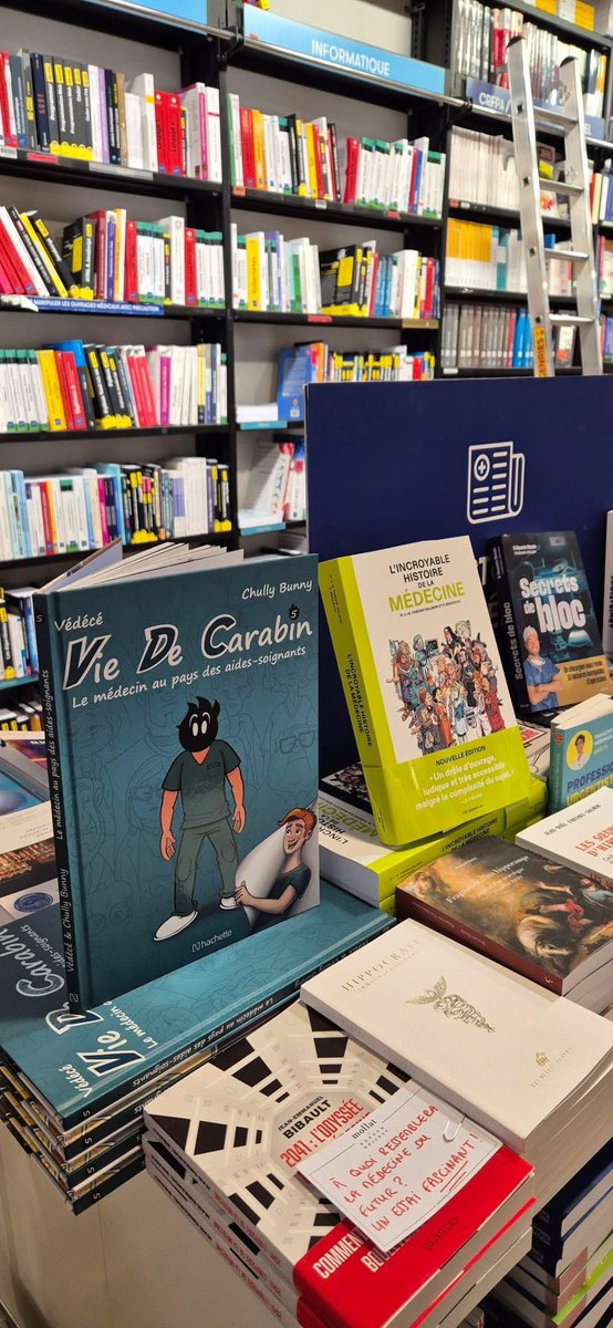 Émotion particulière aujourd’hui ❤️
Retrouver Vie de Carabin 5 dans cette librairie médicale… celle où j’achetais mes livres d’étudiant en médecine il y a quelques années.

Passer à « celui dont le bouquin est sur l’étagère »… ça fait quelque chose.

Merci à vous de rendre tout