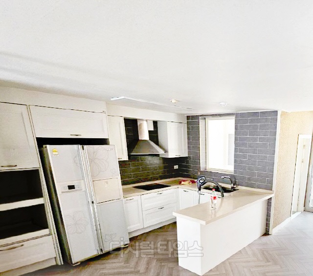 gumavelyusi's tweet image. “이스포츠 진심인 한화생명, HLE 숙소·버스 교체...&quot;최적 컨디션 최우선&quot;
- 숙소, 2인 1실서 1인 1실로 개편. 공용 공간도 별도 구성
- 이동 수단, 신규 전용 버스로 교체. 선수단 피로도 감소에 조첨

* 한생 선수복지 등 관련해서 궁금해하는 분들 있길래 기사 첨부함

🔎: n.news.naver.com/article/029/00…