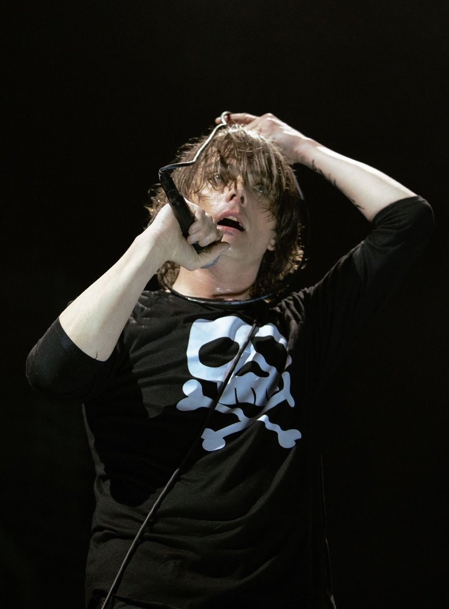 gerard way hourly (@hourlygeeway) on Twitter photo 