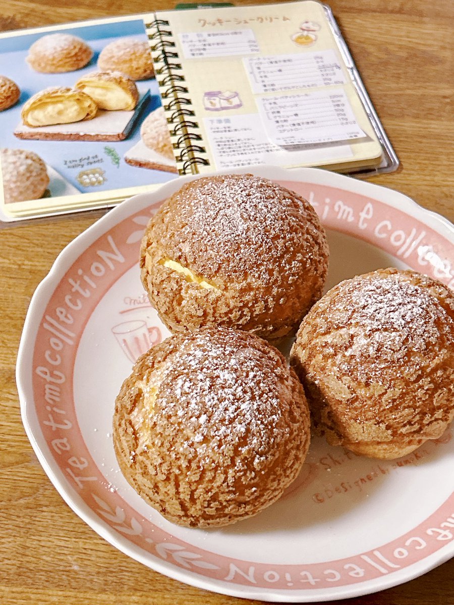 rii_cooking's tweet photo. 手作りクッキーシュー💭

#お菓子作り #手作りスイーツ #クッキーシュー #手作りシュークリーム https://t.co/x5xGp6MBca