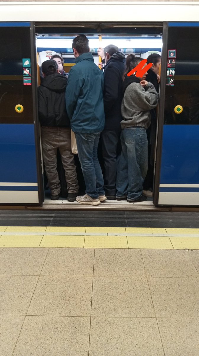 Tres trenes igual, y el cuarto con una persona menos, lo justo para entrar cual sardina en lata. Luego <a href="/davidbisbal/">davidbisbal</a> haciendo gorgoritos pagados por este infraser que nos gobierna (lamentablemente) <a href="/metro_madrid/">Metro de Madrid</a> podeis dejar de gastar el dinero en estupideces?