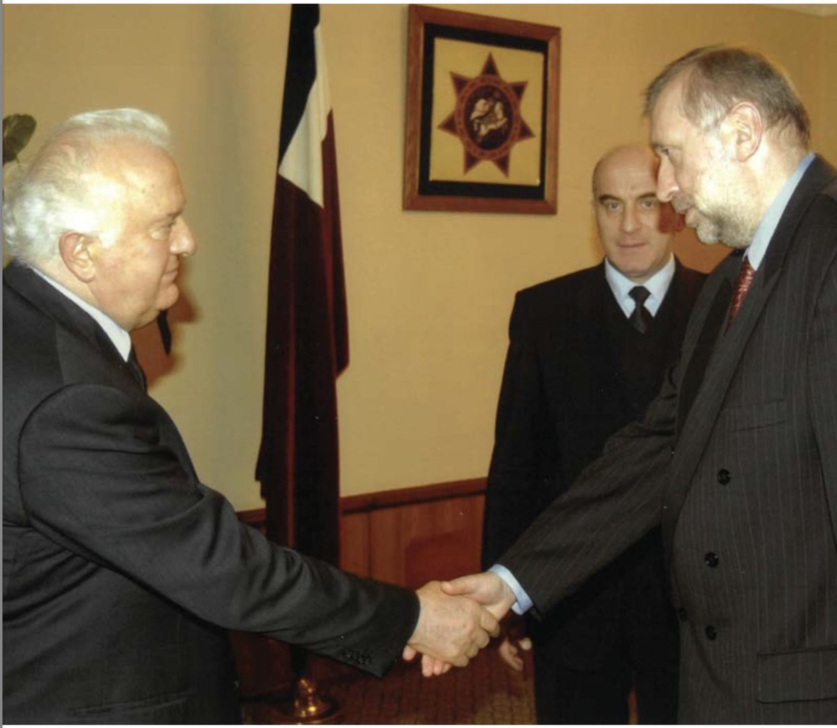 IgorOmerza's tweet image. Eduard Ševardnadze je bil sprva pomočnik Gorbačova, nato predsednik Gruzije, ki ji je Putin odščipnil Abhazijo in Južno Osetijo. Več v Ruplovi knjigi DIPLOMATI,  predstavitev jutri, 27. 11, Muzej VSO, Cankarjeva 11, ob 18. uri. Prodaja dobra-knjiga.si