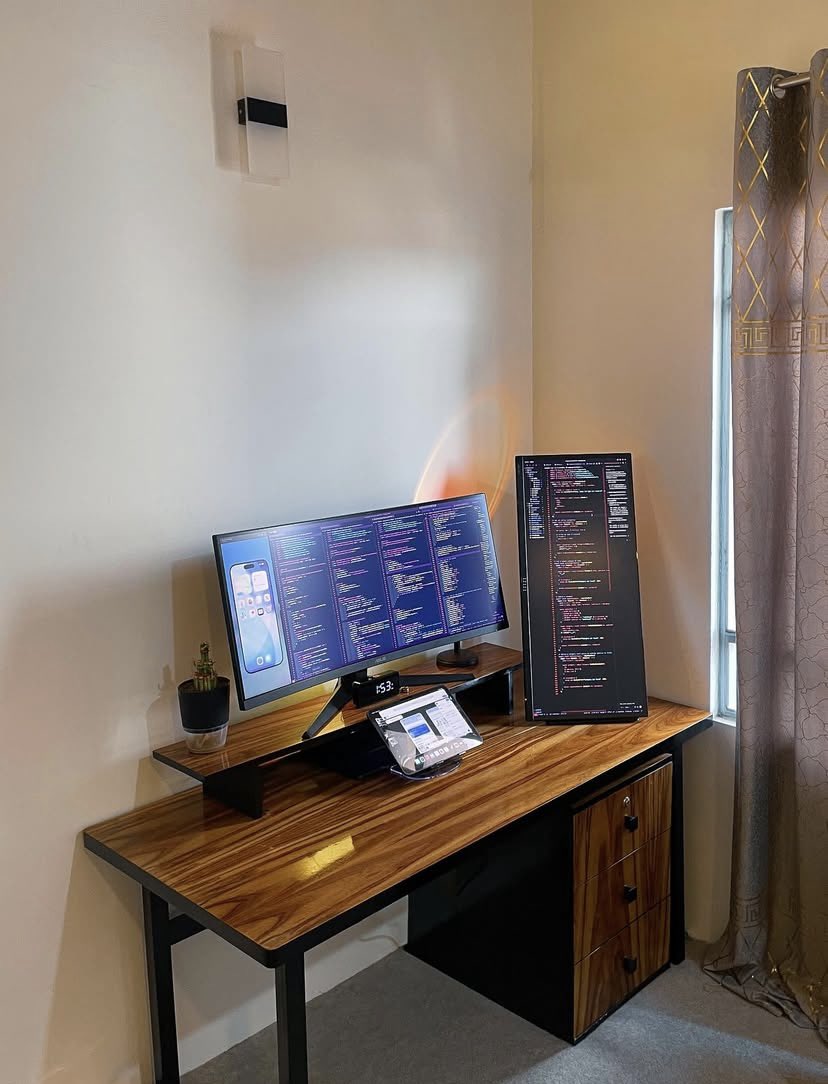 CodeByNZ's tweet image. Is a vertical screen a productivity hack or just an aesthetic flex?