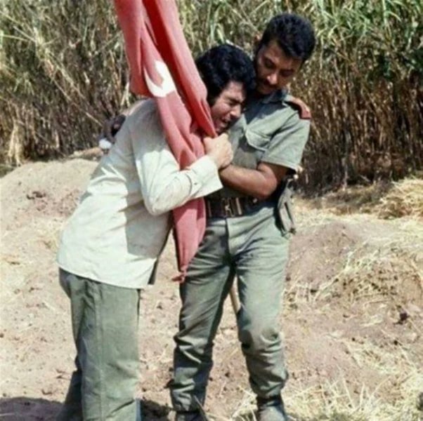 1974; Kıbrıs Barış Harekatı döneminde, Türk bayrağını ve Türk askerini görünce mutluluktan ağlayan bir Kıbrıs Türkü.