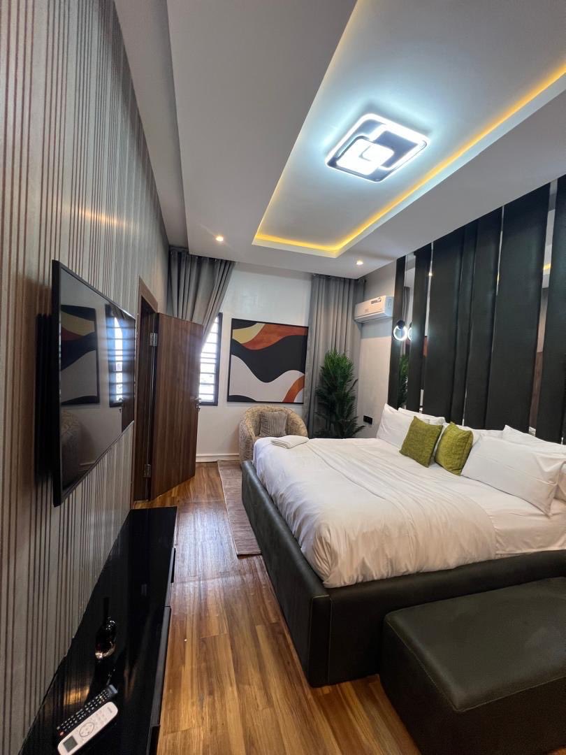 livingin_ng's tweet image. *New  luxury 2bedroom*  *apartment in ikate* 
24hrs electricity
Good ambiance
Gym
Snooker board
Ps5
Balcony with city view 

📍Address:ikate

Rate:190k per night
Caution fee:100k
December rate:350k 

#shortletsinlekki #shortletsinlagos