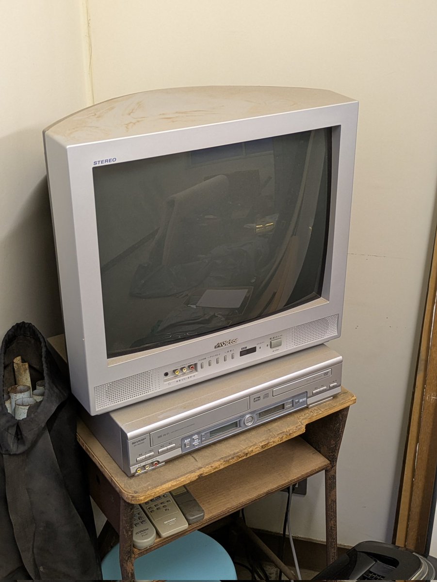 NU_CIT_SVG's tweet image. この部室には懐かしのアナログテレビ+ビデオデッキがあります(電源つきます！)
なんか捨てるのが勿体無く感じて、そのまま置いてあるんですが、欲しい方とかいませんか…？
学部内の部室・研究室なら部長がお届けします