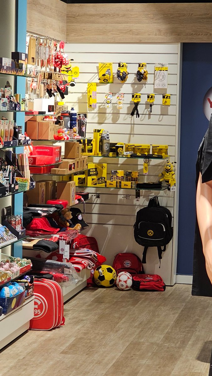 CbobicusBVB's tweet image. BVB influence at Düsseldorf airport 🗣‼️