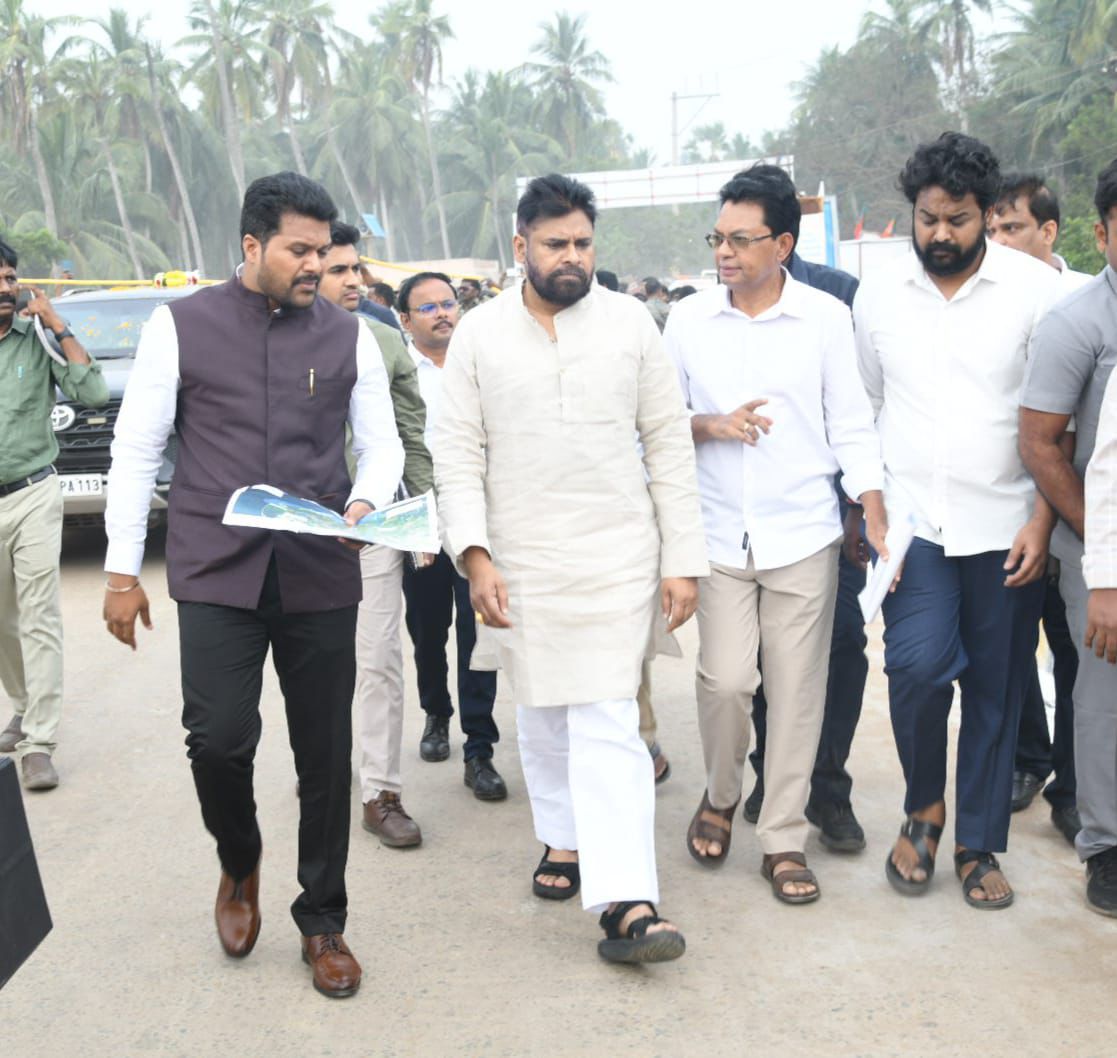 JanaSenaParty's tweet image. డా బి ఆర్ అంబేద్కర్ కోనసీమ జిల్లా శంకరగుప్తం మేజర్ డ్రెయిన్ పరిధిలో దెబ్బ తిన్న కొబ్బరి తోటలను పరిశీలించిన రాష్ట్ర ఉప ముఖ్యమంత్రి శ్రీ @PawanKalyan గారు