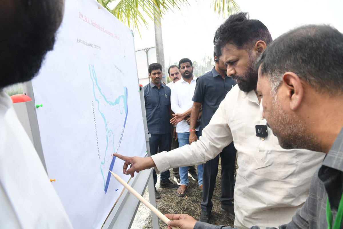 JanaSenaParty's tweet image. డా బి ఆర్ అంబేద్కర్ కోనసీమ జిల్లా శంకరగుప్తం మేజర్ డ్రెయిన్ పరిధిలో దెబ్బ తిన్న కొబ్బరి తోటలను పరిశీలించిన రాష్ట్ర ఉప ముఖ్యమంత్రి శ్రీ @PawanKalyan గారు