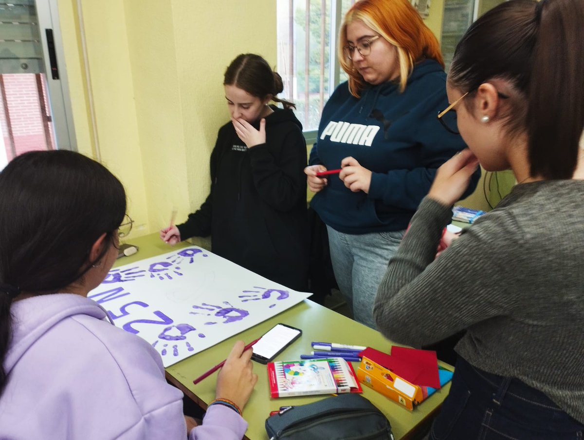 Nuestras alumnas del grado de Educación Infantil realizaron ayer una serie de actividades con motivo del 25 N, día contra la violencia de género, entre ellas, estos bonitos paneles.
💜 Educar es sembrar igualdad.
#IESJoséLuisCastilloPuche #25N