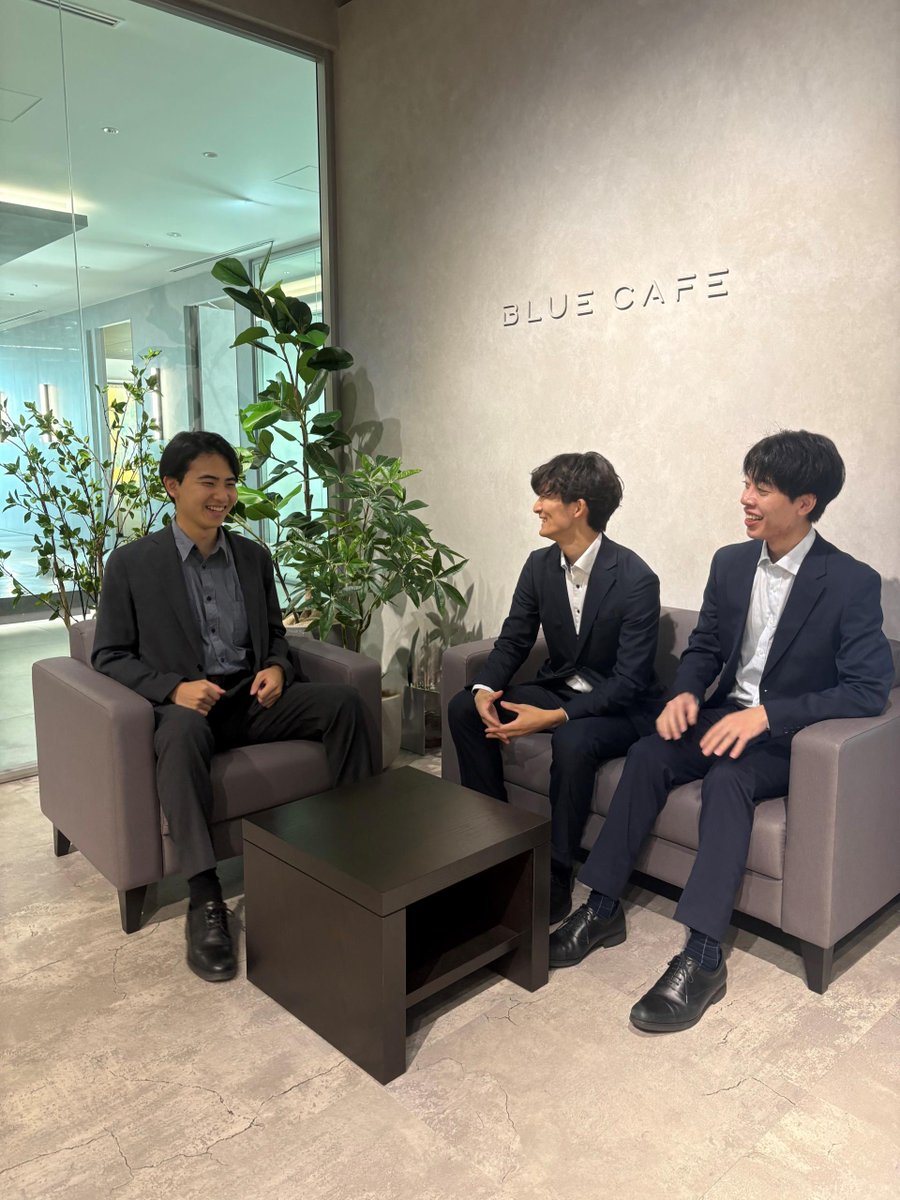 懇談期間を通じて、あずさ監査法人で働く自分をイメージできたことが入社の決め手です。仕事の内容やあずさ監査法人で描けるキャリアを、丁寧かつ親身になって教えてくれる先輩の姿勢は、入社後の今でも変わりません。  ぜひ多くの職員に話を聞いてみてください！ スタッフ