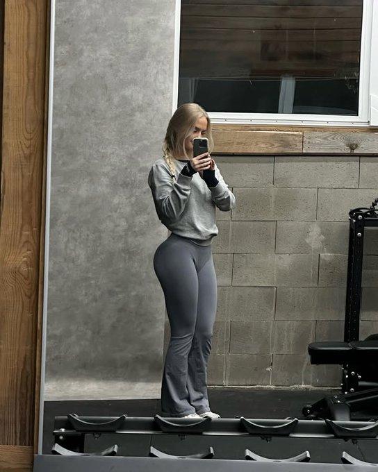 explaining47's tweet image. my full glute and hamstring workout from yesterday!!! I am SO SORE and I can barely walk today  leggings 
@nvgtn
 that I stole from my sweet sister  @amandafranssoonnn (code: Amanda) for discount 
⠀⠀⠀⠀⠀⠀⠀⠀⠀⠀⠀⠀ 
Box squats 4x8 
Hip thrusts 5x10