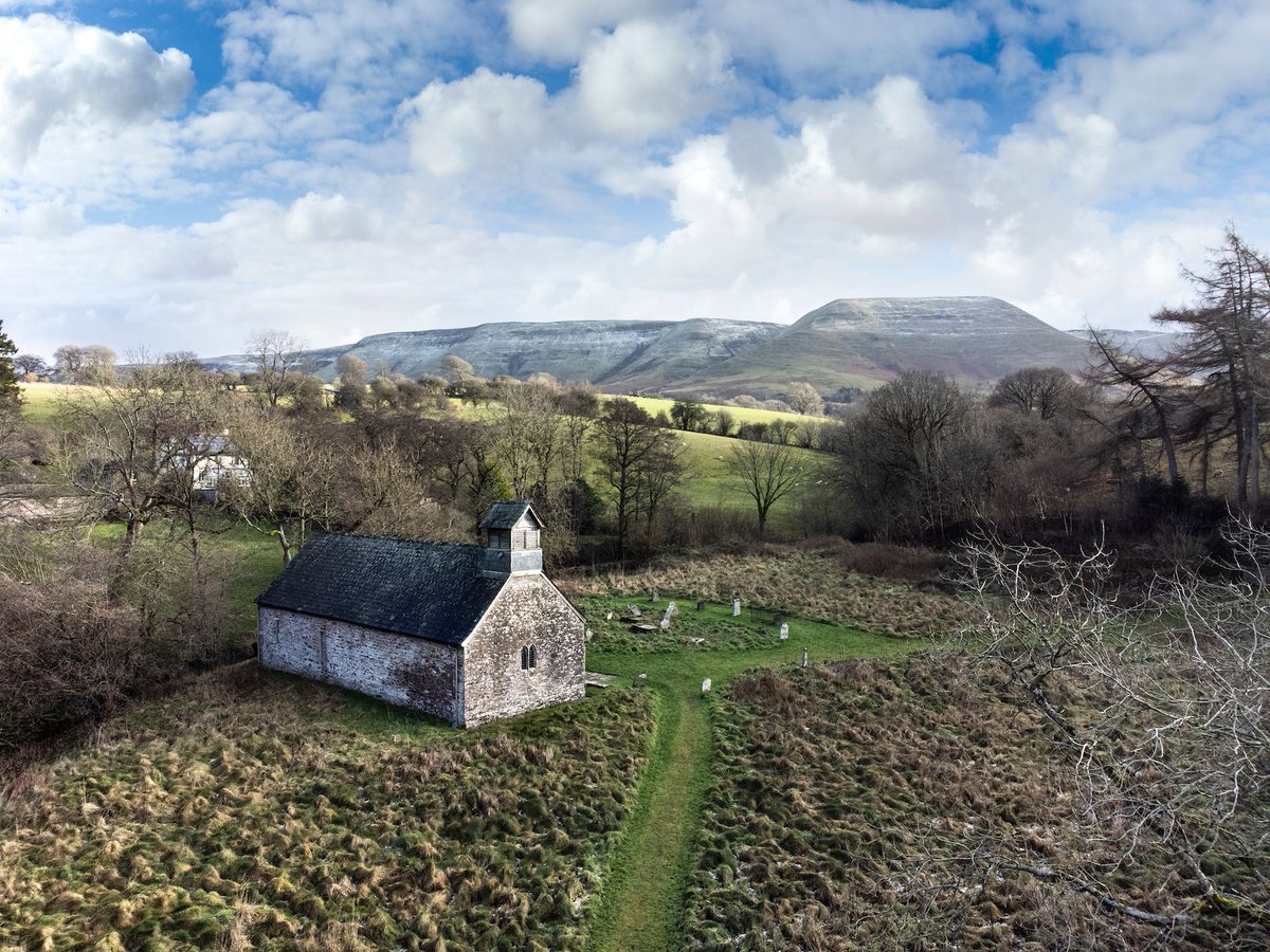 friendschurches's tweet image. In November 1703, a woman and her child in Llanelieu, Powys, were “blown away by the Wind…taken up in the Air two or three yards, and very much Wounded and Bruised by the Fall.&quot; 

📷 St Ellyw&apos;s, Llanelieu, Powys