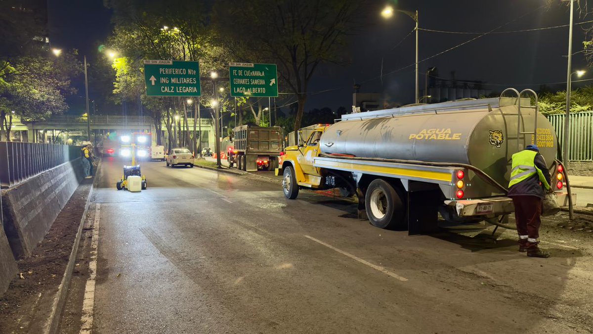 GobCDMX's tweet image. 🫀 La #CapitalDeLaTransformación trabaja de madrugada por tu seguridad. 🌙

📍 Continúa el programa estratégico de repavimentación #CualliOhtli en la Avenida Río San Joaquín, a la altura de Fuente de los Hongos Granada, donde personal de la @SOBSECDMX mejora las condiciones de tu…