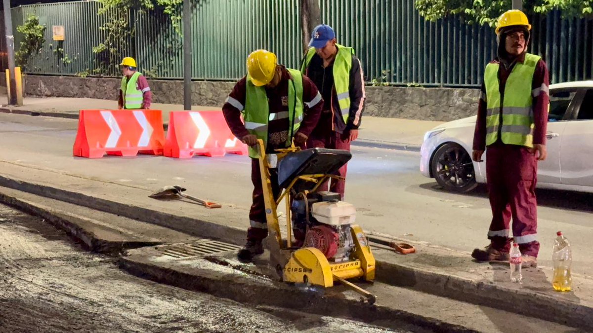 GobCDMX's tweet image. 🫀 La #CapitalDeLaTransformación trabaja de madrugada por tu seguridad. 🌙

📍 Continúa el programa estratégico de repavimentación #CualliOhtli en la Avenida Río San Joaquín, a la altura de Fuente de los Hongos Granada, donde personal de la @SOBSECDMX mejora las condiciones de tu…
