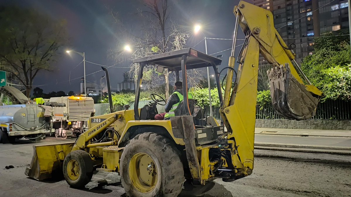 GobCDMX's tweet image. 🫀 La #CapitalDeLaTransformación trabaja de madrugada por tu seguridad. 🌙

📍 Continúa el programa estratégico de repavimentación #CualliOhtli en la Avenida Río San Joaquín, a la altura de Fuente de los Hongos Granada, donde personal de la @SOBSECDMX mejora las condiciones de tu…