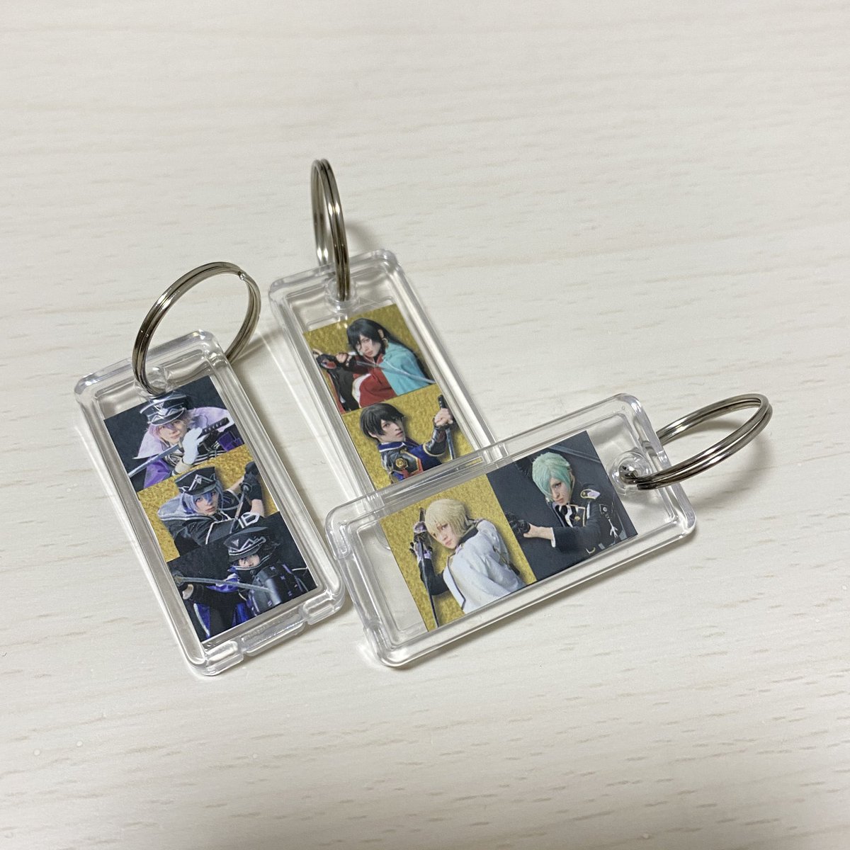 ri_be_chan's tweet photo. やっとネームキーホルダーを買えたので真似することができました🥺✨

息子は江戸三作推しなので絶対に3枚が見えるように入れて欲しいとのことで、少しずつ切って詰め込みました。 https://t.co/t0wYekdPwn