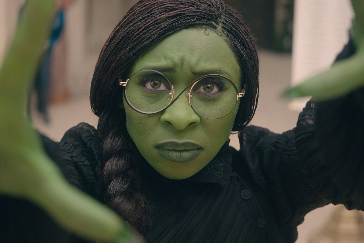 irose_R2's tweet image. The green makeup looking as good at is it does on Cynthia frustrates me as a Star Wars fan