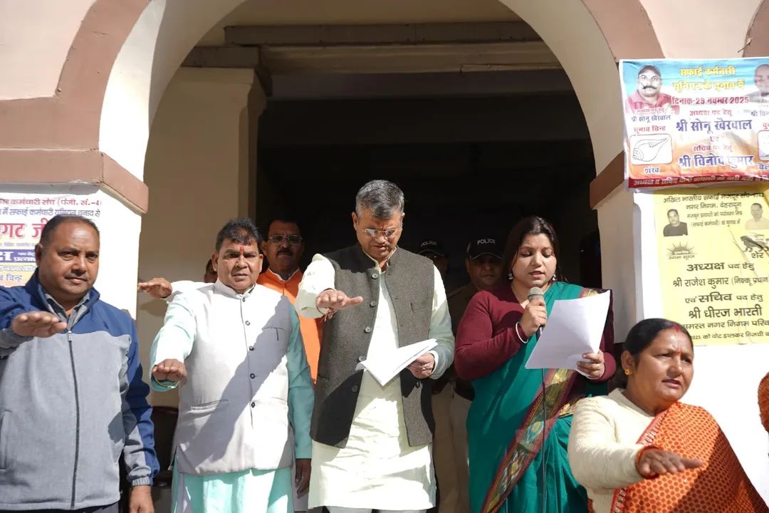 saurabhthaplial's tweet image. संविधान दिवस पर नगर निगम देहरादून में साथियों के साथ ‘वंदे मातरम्’ के 150 वर्ष पूरे होने का सामूहिक गायन कर देशभक्ति का संदेश दिया।
इस अवसर पर स्वदेशी को बढ़ावा देने और उसे अपने जीवन में अपनाने का संकल्प भी लिया।

#VandeMatram150 #ConstitutionDay