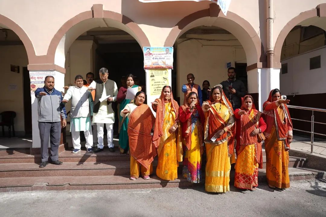 saurabhthaplial's tweet image. संविधान दिवस पर नगर निगम देहरादून में साथियों के साथ ‘वंदे मातरम्’ के 150 वर्ष पूरे होने का सामूहिक गायन कर देशभक्ति का संदेश दिया।
इस अवसर पर स्वदेशी को बढ़ावा देने और उसे अपने जीवन में अपनाने का संकल्प भी लिया।

#VandeMatram150 #ConstitutionDay