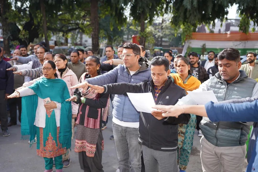 saurabhthaplial's tweet image. संविधान दिवस पर नगर निगम देहरादून में साथियों के साथ ‘वंदे मातरम्’ के 150 वर्ष पूरे होने का सामूहिक गायन कर देशभक्ति का संदेश दिया।
इस अवसर पर स्वदेशी को बढ़ावा देने और उसे अपने जीवन में अपनाने का संकल्प भी लिया।

#VandeMatram150 #ConstitutionDay