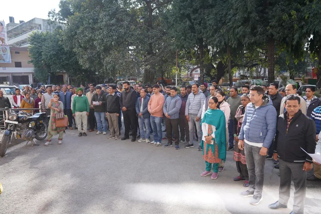 saurabhthaplial's tweet image. संविधान दिवस पर नगर निगम देहरादून में साथियों के साथ ‘वंदे मातरम्’ के 150 वर्ष पूरे होने का सामूहिक गायन कर देशभक्ति का संदेश दिया।
इस अवसर पर स्वदेशी को बढ़ावा देने और उसे अपने जीवन में अपनाने का संकल्प भी लिया।

#VandeMatram150 #ConstitutionDay