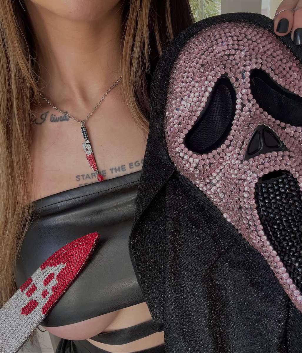 WrapMeInWire's tweet image. what’s your favorite scary movie? 🔪