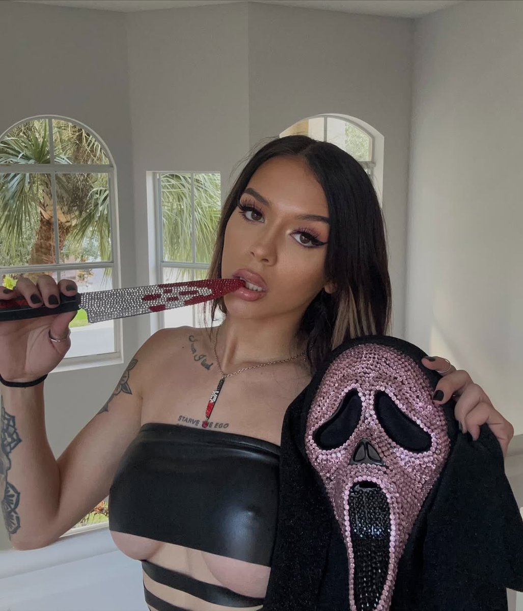 WrapMeInWire's tweet image. what’s your favorite scary movie? 🔪