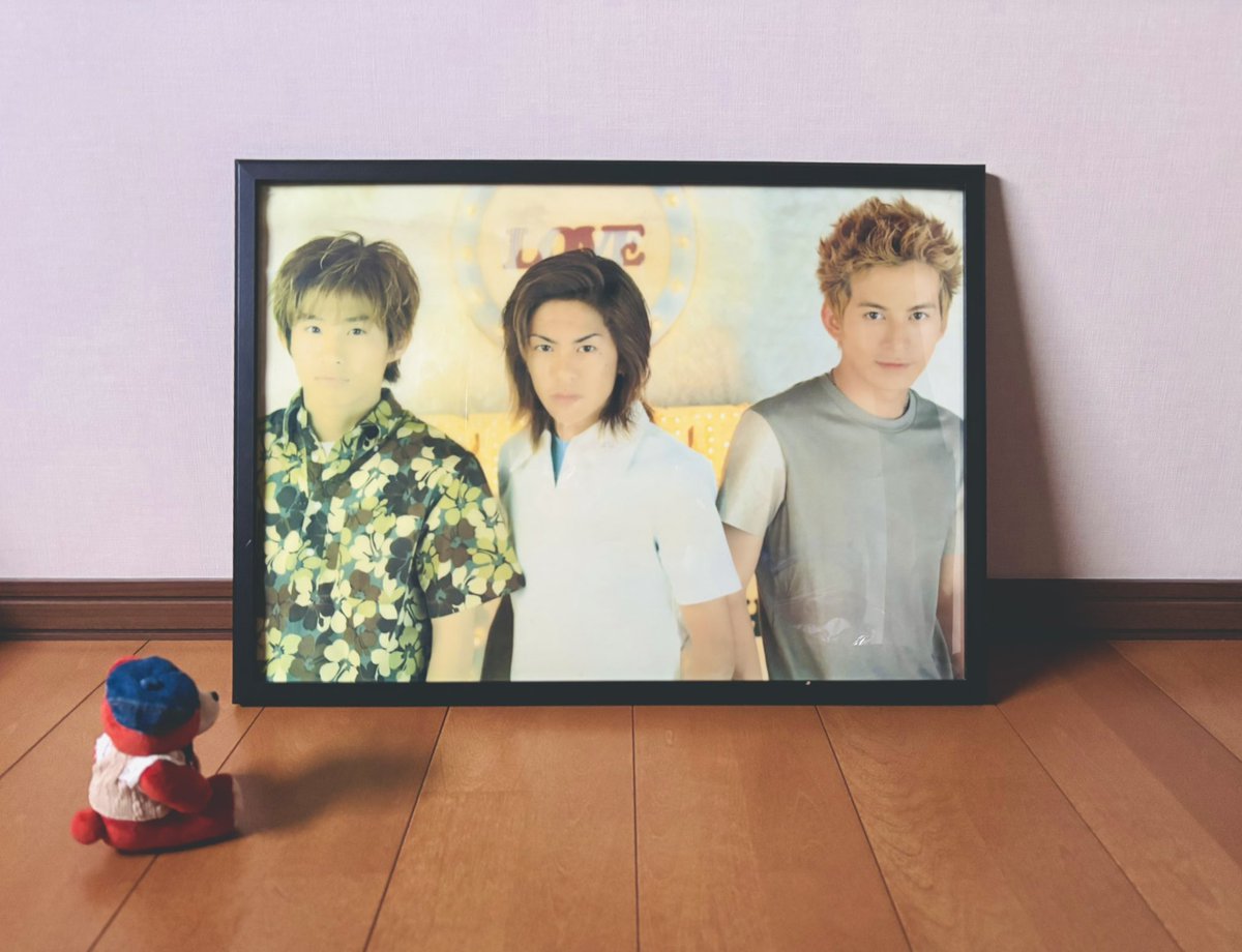 asanoametoMY's tweet image. 2000年のComingCentury😭
（※カミコンのポスター、実家から救出）

貼りっぱで窓寄りの健くん側から日焼けして、紙じゃなくてプラ素材だから粉々に割れそうに😂⚡️慌てて額装🫠

まさに、来たる世紀って感じの3人だ🥹
V6もFOREVER 、カミセンもFOREVER でいいですか…
#三宅健 #森田剛 #岡田准一