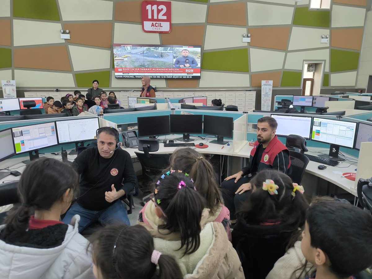 Mardin112acm's tweet image. 112 Acil Çağrı Numarası tanıtım faaliyeti kapsamında kurumumuzu ziyaret eden Artuklu Nur Mah. TOKİ İlkokulu öğrencilerine acil durumda 112’nin tek numara olduğu anlatıldı ve 112 temalı promosyonlar dağıtıldı. @TC_icisleri @Mardin_Valiligi @iletisim @illeridaresi @112teknumara
