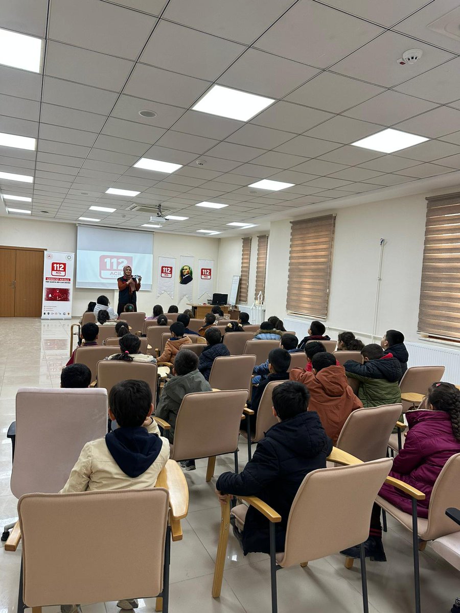 Mardin112acm's tweet image. 112 Acil Çağrı Numarası tanıtım faaliyeti kapsamında kurumumuzu ziyaret eden Artuklu Nur Mah. TOKİ İlkokulu öğrencilerine acil durumda 112’nin tek numara olduğu anlatıldı ve 112 temalı promosyonlar dağıtıldı. @TC_icisleri @Mardin_Valiligi @iletisim @illeridaresi @112teknumara