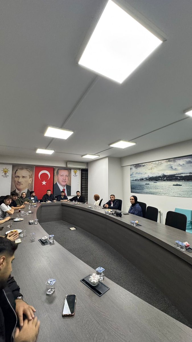 AK Parti Fatih Gençlik Kolları olarak, Teşkilat Başkanımız Yusuf Küçükdoğan başkanlığında mahalle başkanları toplantımızı gerçekleştirdik. Çalışmalarımızı değerlendirip yeni dönem planlamamızı şekillendirdik. Fatih’te gençlik  aynı disiplin ve kararlılıkla çalışmaya devam ediyor.