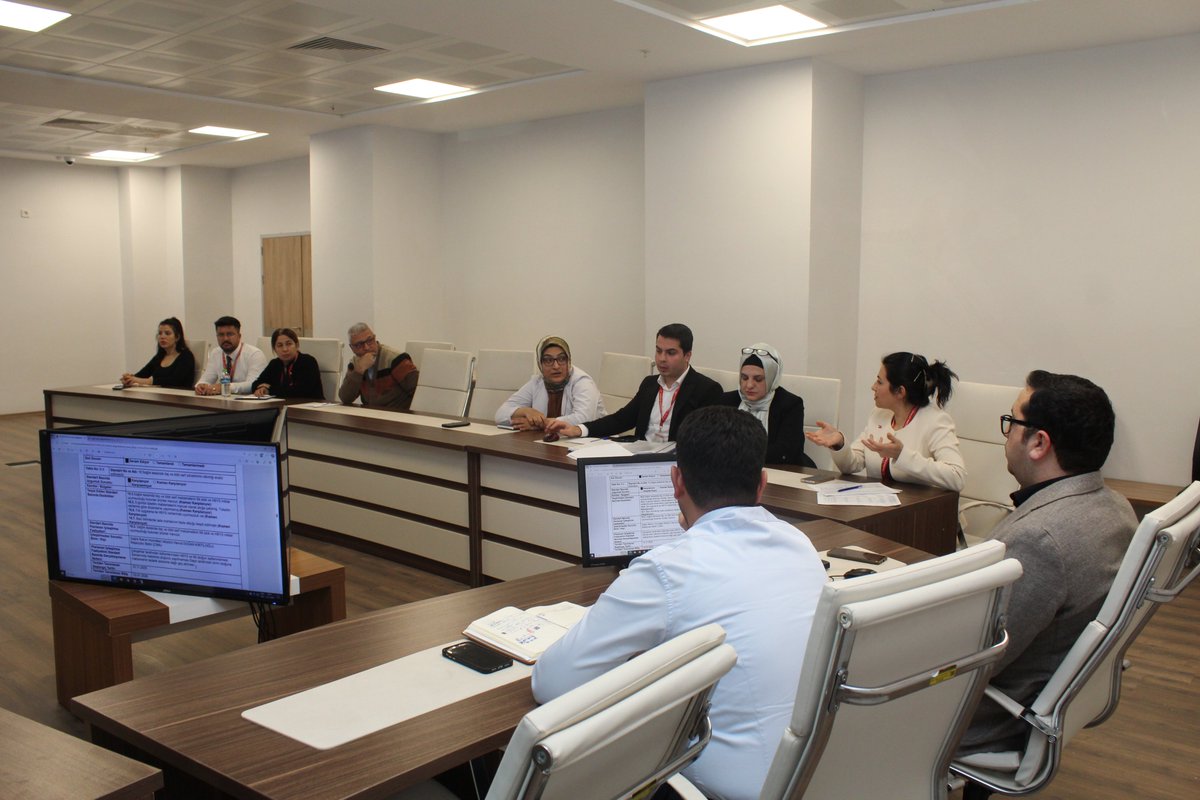 Başhekimimiz Uzm. Dr. Mürsel Koçer başkanlığında, kalite birimimiz tarafından Sağlık Tesisi Değerlendirme Standartı (SDS) kapsamında kapsamlı bir değerlendirme toplantısı gerçekleştirildi.

Toplantıda, hastanemizde yürütülen kalite ve performans süreçleri detaylı olarak ele