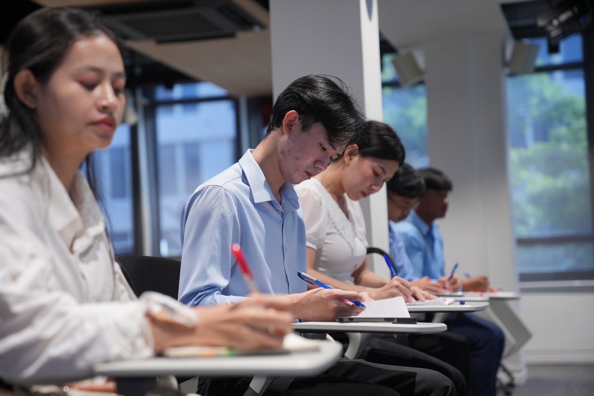 KRTribunal's tweet image. On 26 November 2025, the Extraordinary Chambers in  (ECCC) hosted a visit from 13 third-year International Law students from the National University of Management (NUM), joined by an intern from the Cambodian Legal Training Center.
#ECCC #NUM #LegalTraining #InternationalLaw