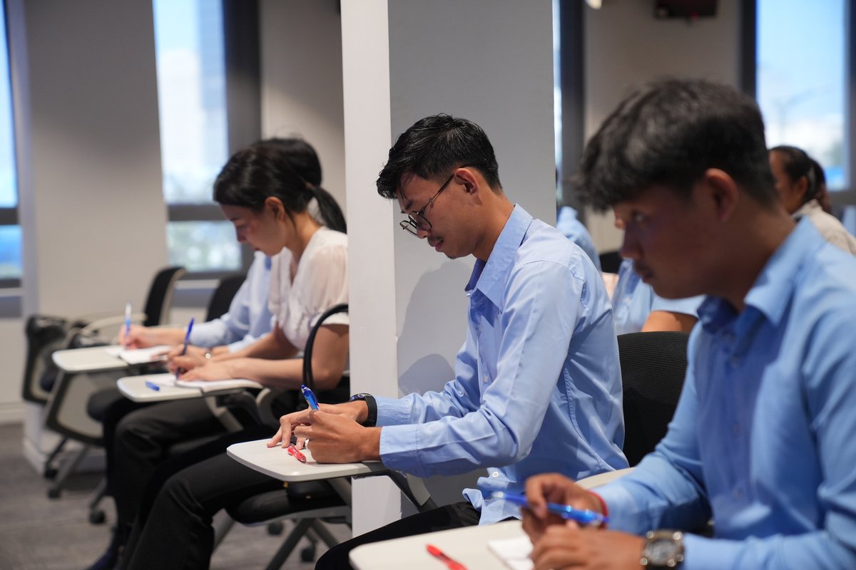 KRTribunal's tweet image. On 26 November 2025, the Extraordinary Chambers in  (ECCC) hosted a visit from 13 third-year International Law students from the National University of Management (NUM), joined by an intern from the Cambodian Legal Training Center.
#ECCC #NUM #LegalTraining #InternationalLaw