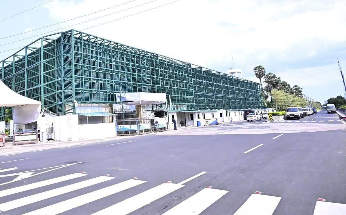 JspBVMNaresh's tweet image. ఒరేయ్ ఐదు రూపాయలు ఆర్టిస్టులు..
 పవన్ కళ్యాణ్ గారు పరదాలు కట్టుకుని తిరిగారని ప్రచారం చేస్తున్నారు..
 అధికారం చేతిలో ఉంది కదా అని పవన్ కళ్యాణ్ అనే వ్యక్తిని అదుపు చేయాలని చూశాడు మీ జగన్మోహన్ రెడ్డి. అలాంటి టైం లోనే ఎవరు ఎటువైపు నుండి వచ్చి దాడి చేస్తారో... అనే భయం కూడా లేకుండా…